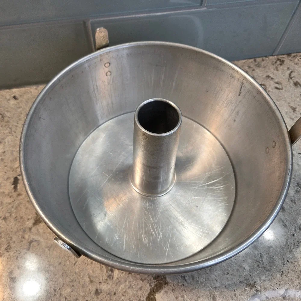 Mirro Aluminum Angel Food Cake Pan 10 inch Two Piece Tube Pan Vintage 5394M USA
